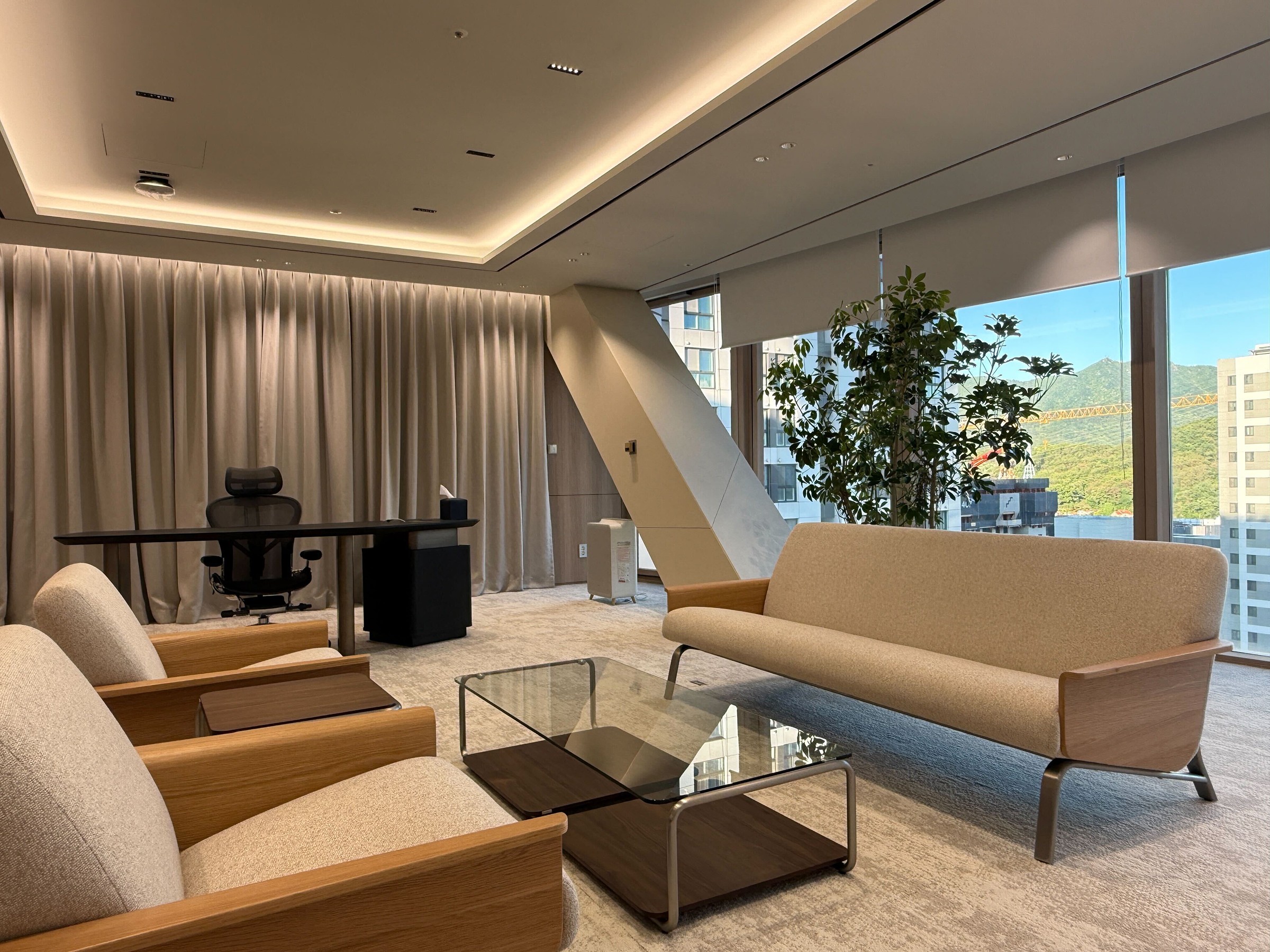 코오롱 VIP Lounge 인테리어 설계 컨셉, 브랜드의 품격과 프라이빗한 접객 경험을 고려한 고급 라운지 공간 디자인 | 에이맷 스튜디오 오피스·상업공간 포트폴리오