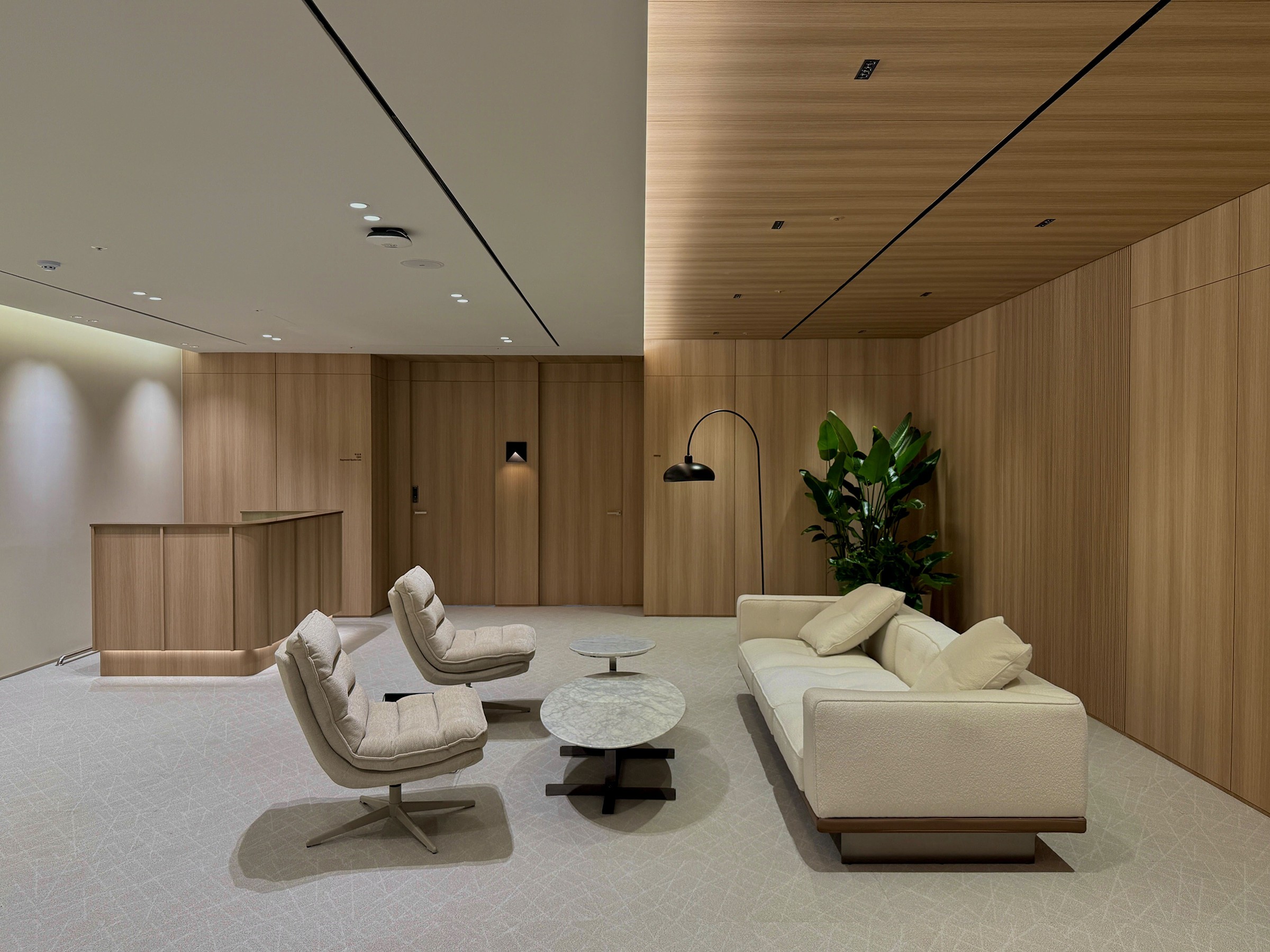 코오롱 VIP Lounge 인테리어 설계 컨셉, 브랜드의 품격과 프라이빗한 접객 경험을 고려한 고급 라운지 공간 디자인 | 에이맷 스튜디오 오피스·상업공간 포트폴리오