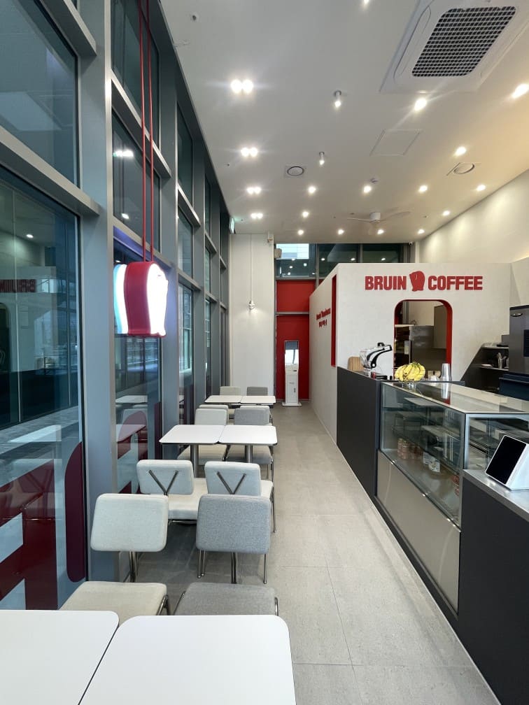 Bruin Coffee 카페 전체 에이맷 스튜디오 인테리어 시공 사례, 화이트 모던 인테리어와 창뷰 좌석의 실내 전경