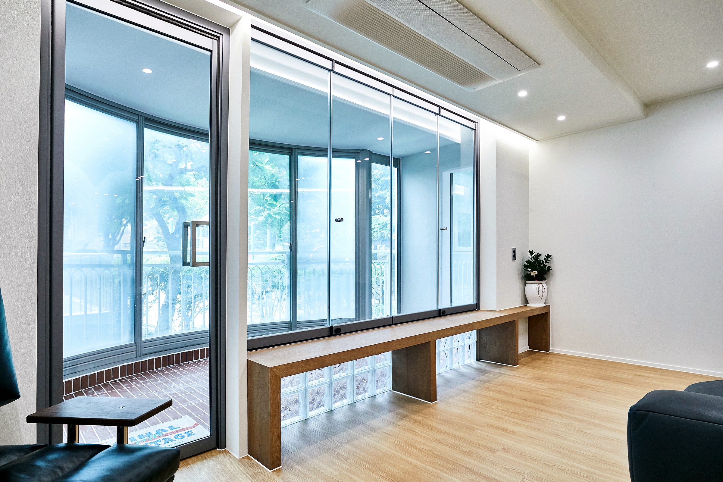 성남 진로아파트 인테리어 설계 컨셉, 가족의 생활 동선과 공간 활용을 고려한 따뜻하고 세련된 아파트 리모델링 디자인 | 에이맷 스튜디오 주거공간 포트폴리오