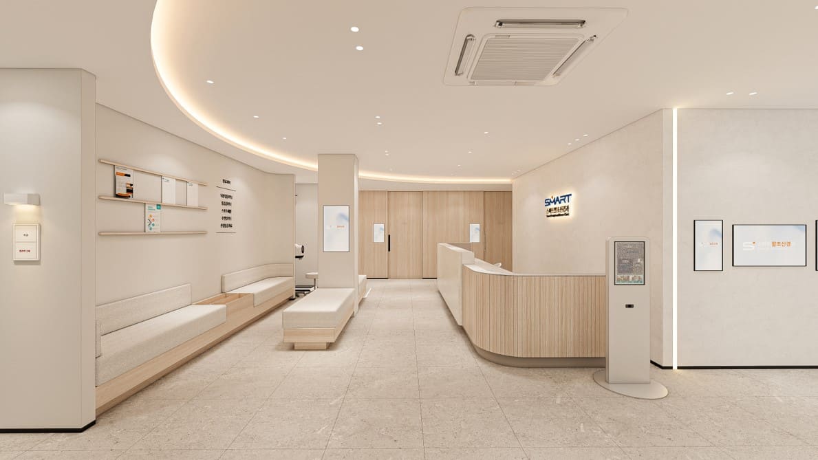 스마트신경과 의원 대기·접수 공간 에이맷 스튜디오 인테리어 시공 사례, SMART 브랜드 사이니지와 우드 접수 카운터, 벤치 소파의 대기 공간 전경