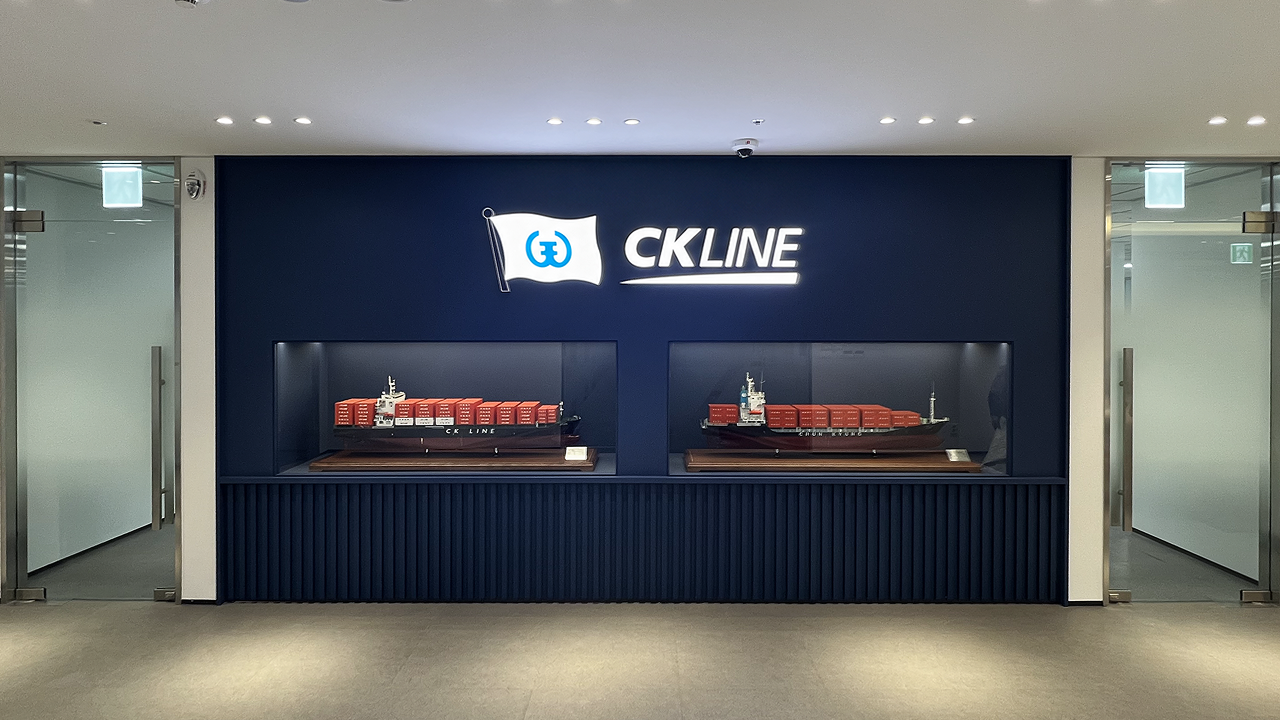 CK Line 천경해운 오피스 대형 임원 회의실 에이맷 스튜디오 인테리어 설계 3D 투시도, 네이비 블루 카펫과 CK LINE 브랜드 스크린 월의 장형 회의 테이블 공간