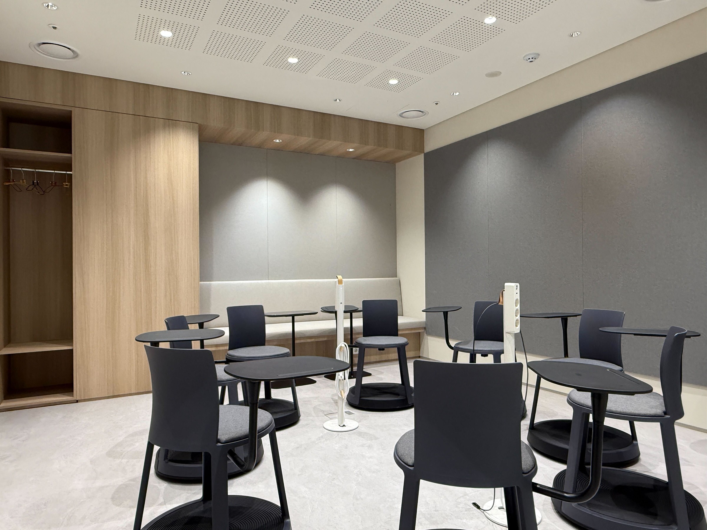 코오롱 VIP Lounge 인테리어 설계 컨셉, 브랜드의 품격과 프라이빗한 접객 경험을 고려한 고급 라운지 공간 디자인 | 에이맷 스튜디오 오피스·상업공간 포트폴리오