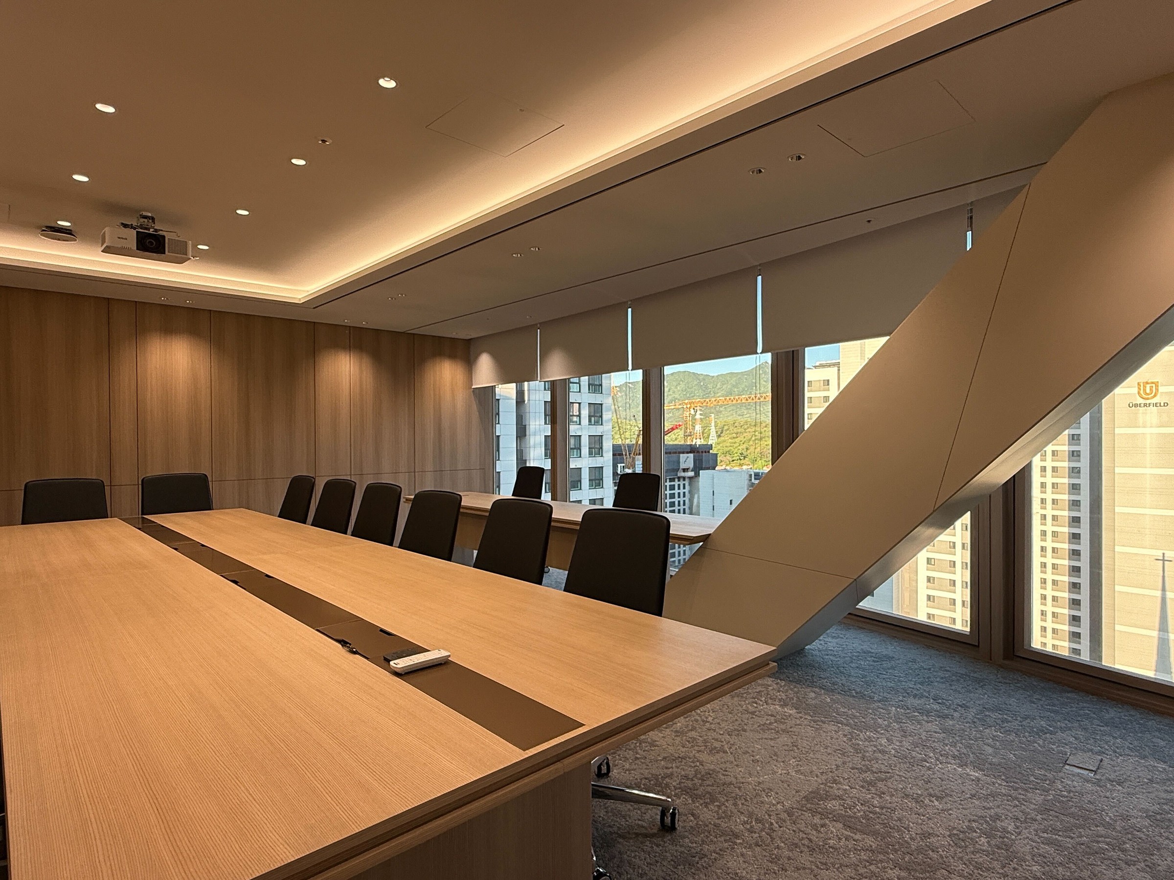 코오롱 VIP Lounge 인테리어 설계 컨셉, 브랜드의 품격과 프라이빗한 접객 경험을 고려한 고급 라운지 공간 디자인 | 에이맷 스튜디오 오피스·상업공간 포트폴리오
