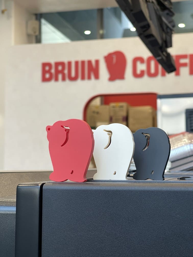 Bruin Coffee 카페 베어 마스코트 브랜드 월 에이맷 스튜디오 인테리어 시공 사례, 브랜드 캐릭터 포인트 사이니지와 카운터 구성