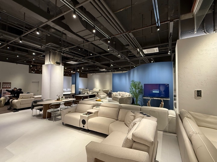 리빙파워 가구 쇼룸 소파 전시 구역 에이맷 스튜디오 인테리어 시공 사례, 화이트 패브릭 소파와 블루 포인트 월의 리빙 전시 공간